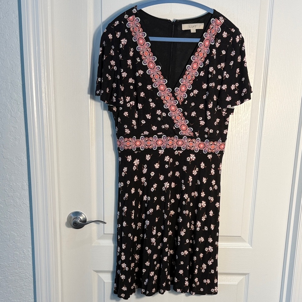 LOFT Black Floral V-Neck Short Sleeve Dress with Pink Trim Size 8